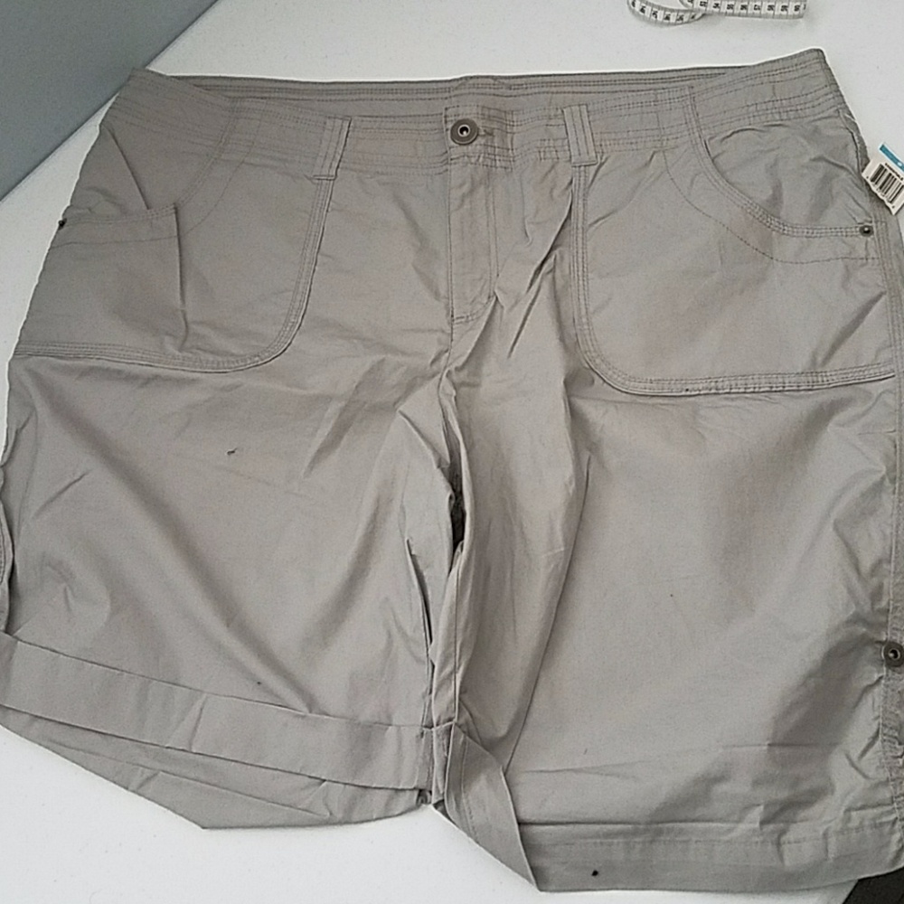 NWT INC WOMEN SHORTS